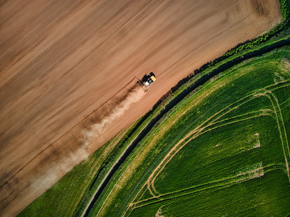 Tractor arando un campo visto desde el aire
